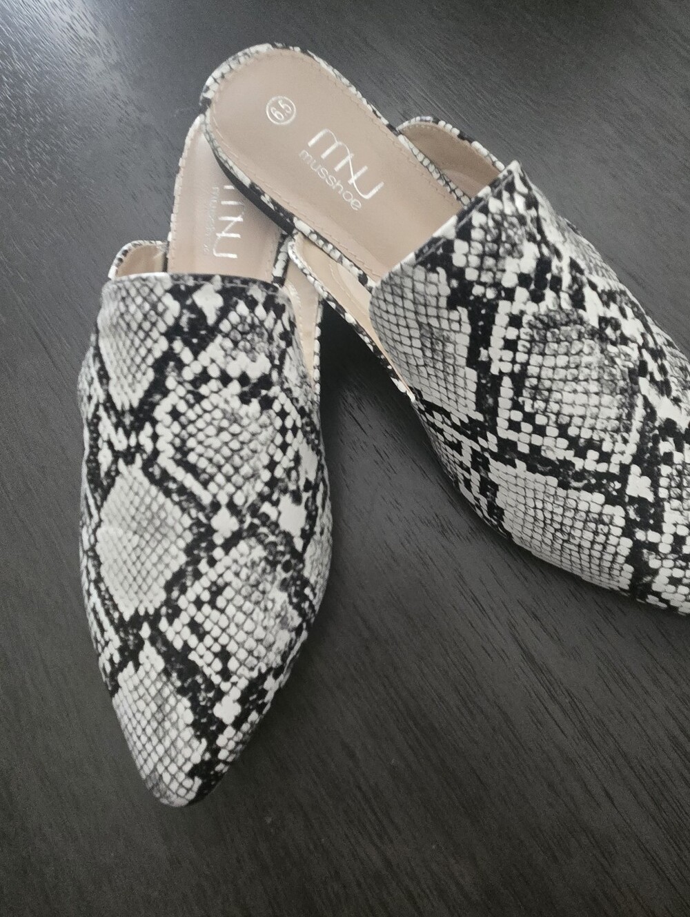 MUSSHOE Snakeskin Pointed Toe Mule Flats Black White Size 6.5 Like New - Picture 3 of 11